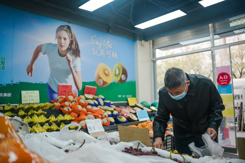 Seorang pria lanjut usia yang mengenakan masker membeli buah di sebuah pasar di Beijing, Tiongkok, 09 November 2022. Menurut Biro Statistik Nasional pada 09 November, Indeks Harga Konsumen (IHK) Tiongkok, yang merupakan ukuran utama inflasi, naik sebesar 2,1 persen year-on-year di Oktober 2022. Kenaikan itu 0,7 persen lebih rendah dibanding September.