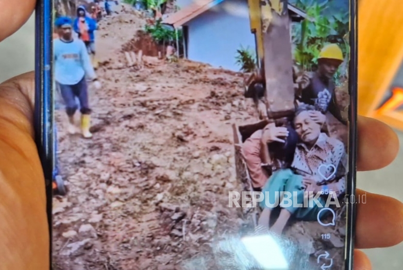 Viral Pria Lansia Sakit Dibawa Pakai Ekskavator di Bandung Barat, Begini Fakta Sebenarnya