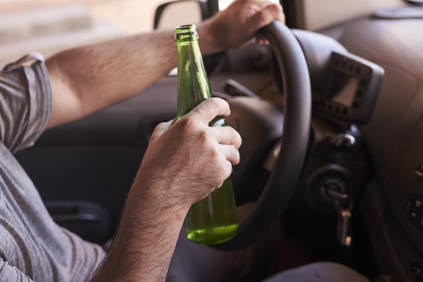 Seorang pria mabuk saat menyetir mobil (ilustrasi). Ada banyak alasan mengapa dilarang keras menyetir kendaraan saat mabuk.