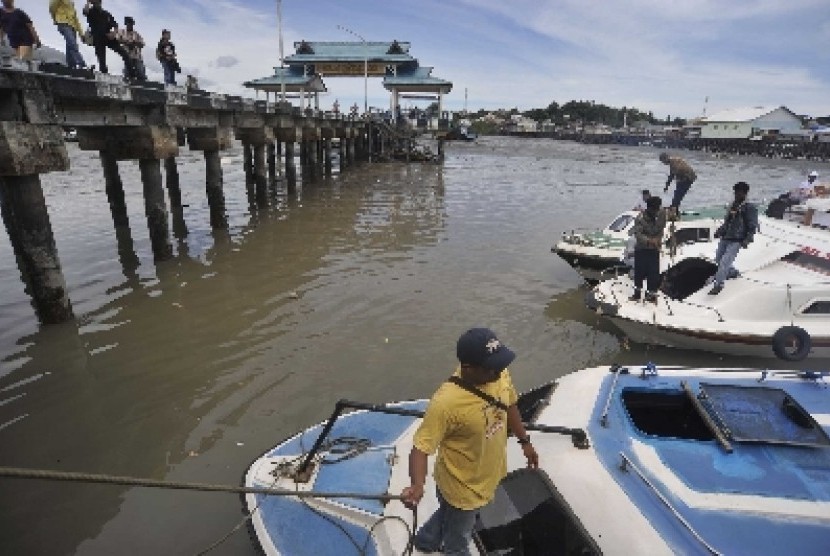 Seorang pria melepas tambat kapal di Dermaga Tengkayu I, Tarakan, Kalimantan Timur. Kapal mesin (speedboat) merupakan satu-satunya alat transportasi yang digunakan warga untuk menyeberang antarpulau.