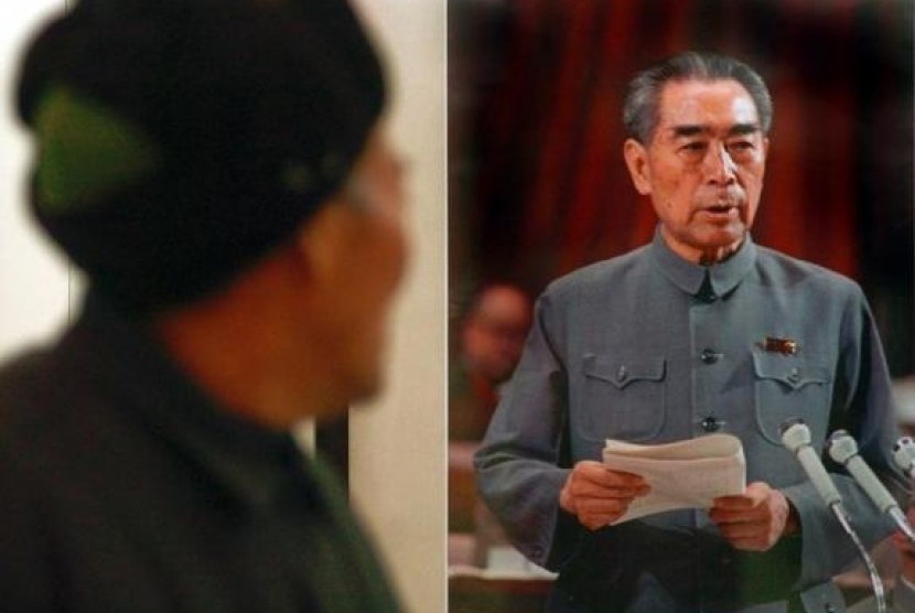 Seorang pria melihat foto PM pertama Cina Zhou Enlai di sebuah pameran memperingati 30 tahun kematian Zhou di Huaian, Jiangsu pada 8 Januari 2006.