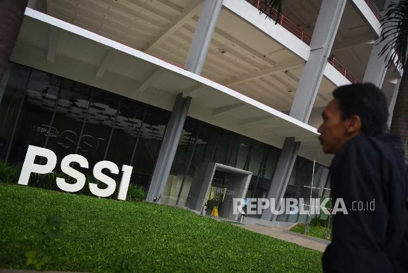   Seorang pria melihat ke arah depan Kantor PSSI di Kompleks GBK Senayan, Jakarta.