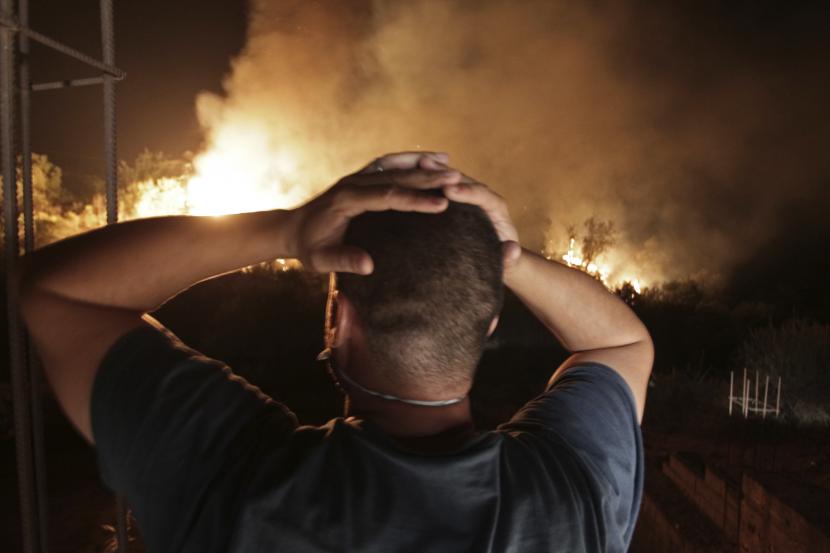 Menteri Dalam Negeri Aljazair, Kamel Beldjoud mengatakan, sekurangnya 26 orang tewas dan puluhan orang terluka dalam kebakaran hutan di utara negara tersebut