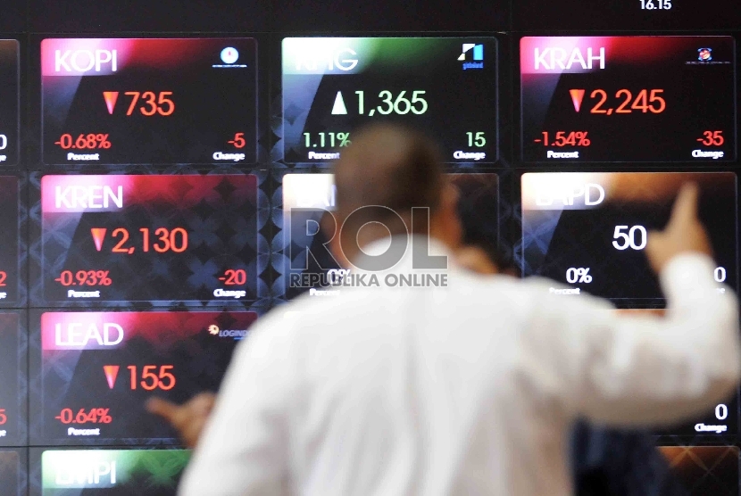  Seorang pria melihat monitor saham di Bursa Efek Indonesia, Jakarta, Selasa (8/12).