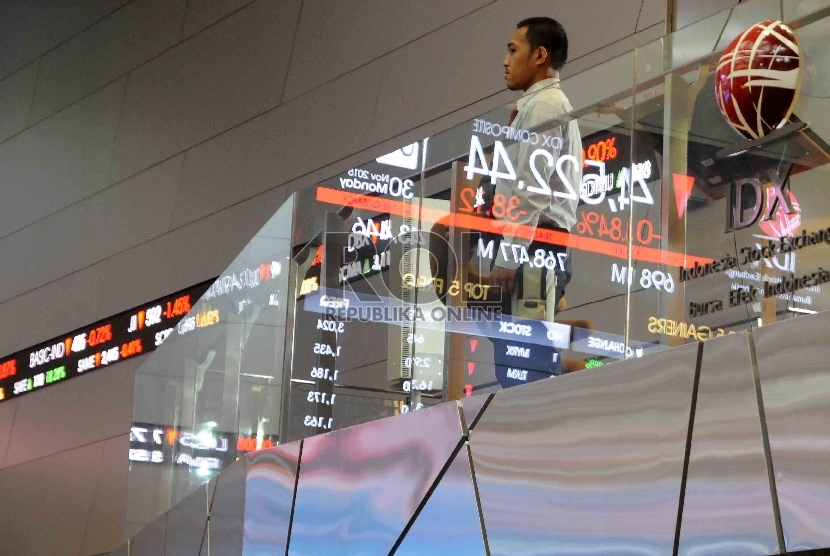 Seorang pria melihat monitor saham di Bursa Efek Indonesia, Jakarta (ilustrasi). Puluhan emiten di BEI melakukan buyback saham.