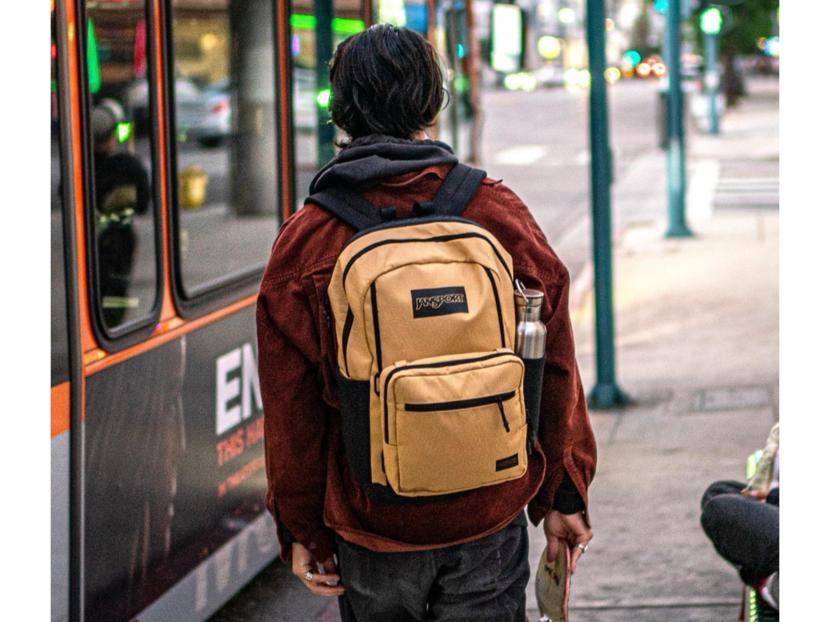 Seorang pria memakai tas ransel JanSport. Pencipta tas ransel ikonik JanSport, Murray McCory, meninggal dunia pada usia 80 tahun di Seattle, Amerika Serikat, Senin (7/10/2024).