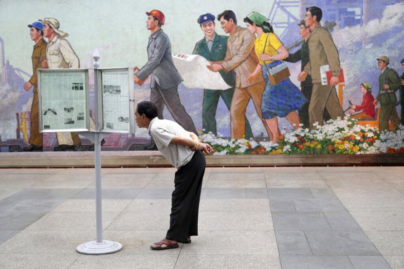 Seorang pria membaca koran di stasiun kereta bawah tanah di Pyongyang, Korea Utara, pada 11 September 2019. Korea Selatan berencana untuk mencabut larangan yang sudah berlaku selama puluhan tahun atas akses publik ke televisi, surat kabar, dan media Korea Utara.