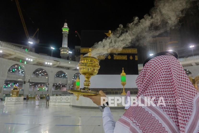 KJRI Jadwalkan Temu Kementerian Haji Arab Saudi Bahas Umroh. Seorang pria membakar dupa di sekitar Kabah di Makkah, Arab Saudi, Ahad (26/7/2020). 