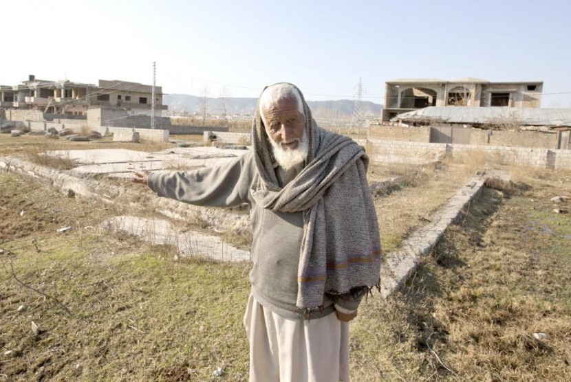 Seorang pria menceritakan apa yang terjadi di sisa reruntuhan rumah Osama bin Laden.