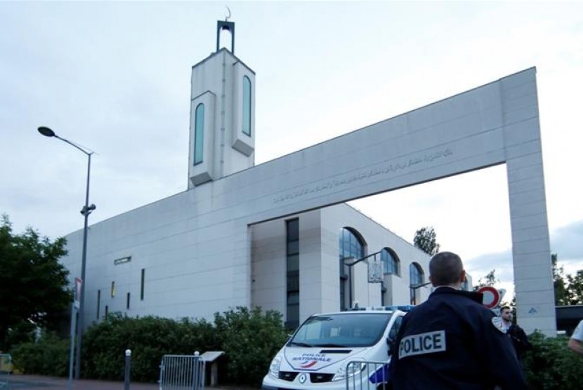 Seorang pria mencoba menerobos kerumuman di depan sebuah masjid di Paris