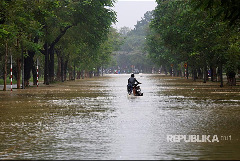 Pemerintah Vietnam pada Senin (13/9) memperingatkan risiko banjir dan tanah longsor yang dipicu oleh Conson. 