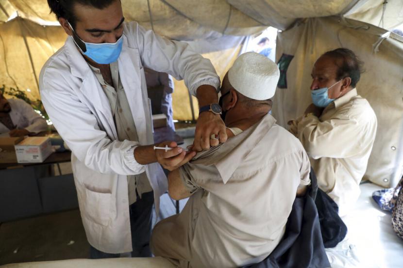 Seorang pria menerima vaksin Johnson & Johnson COVID-19 di pusat vaksinasi di Kabul, Afghanistan, Minggu, 11 Juli 2021.