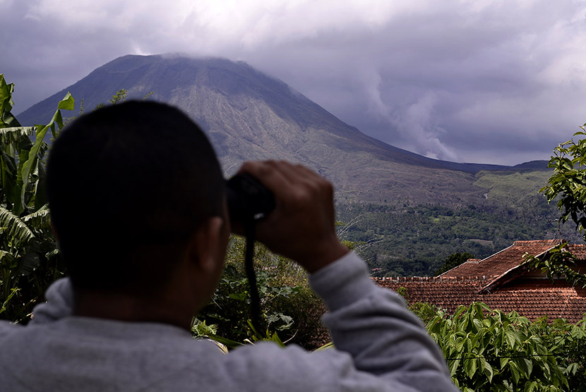 Seorang pria mengamati asap putih mengepul dari Kawah Tompaluan yang berada di samping Gunung Lokon, Tomohon, Sulawesi Utara (ilustrasi)
