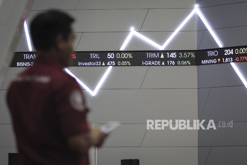 Seorang pria mengamati layar pergerakan Indeks Harga Saham Gabungan (IHSG) di gedung Bursa Efek Indonesia, Jakarta, Jumat (5/4/2019).