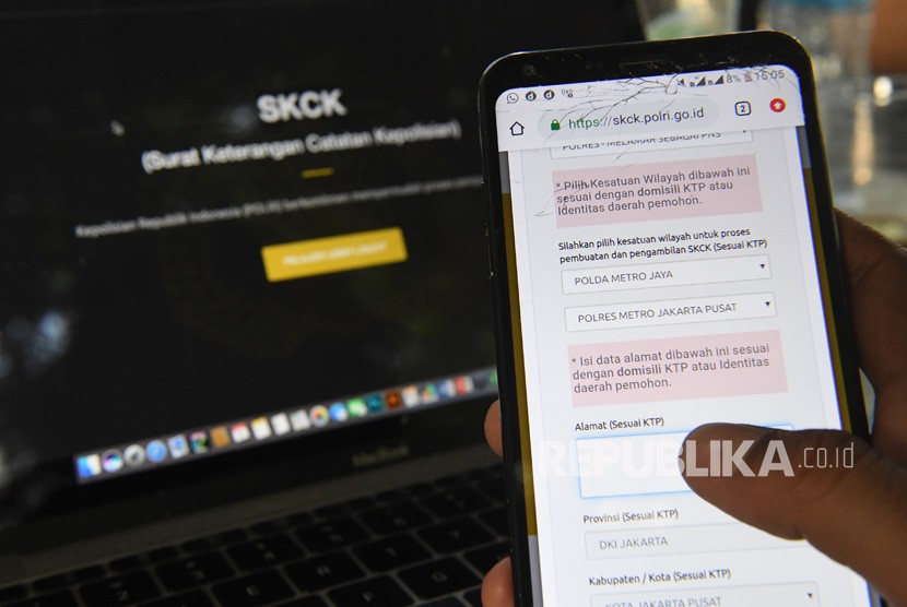 Seorang pria mengisi data pembuatan Surat Keterangan Catatan Kepolisian (SKCK) secara daring melalui laman www.skck.polri.go.id di Jakarta, Jumat (8/11/2019). 