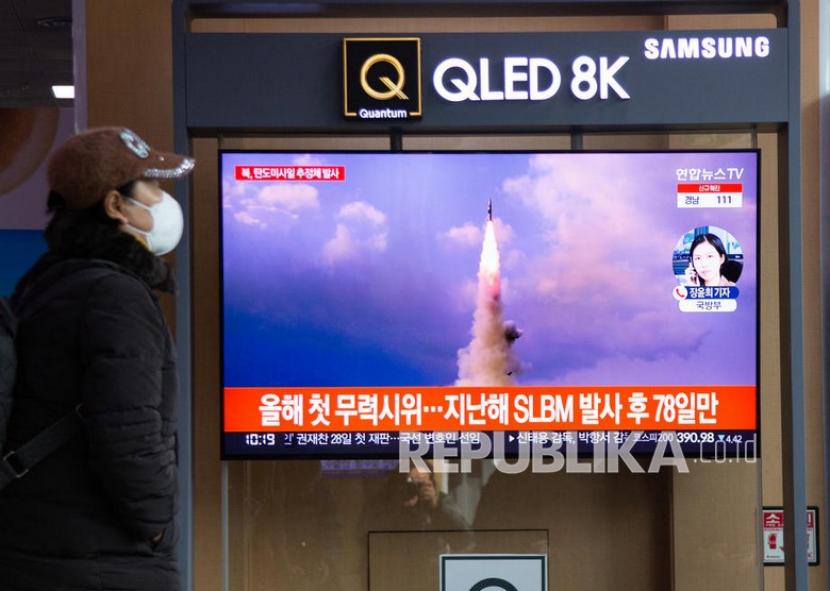 Seorang pria menonton berita di sebuah stasiun di Seoul, Korea Selatan, 05 Januari 2022. Menurut Kepala Staf Gabungan Korea Selatan (JCS), Korea Utara menembakkan rudal balistik tak dikenal ke arah Laut Timur. 