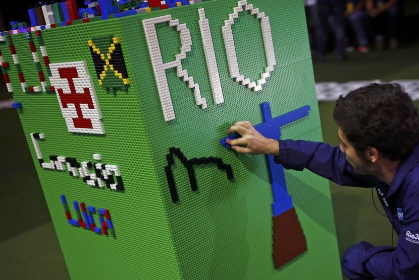 Seorang pria menyusun model Lego dalam rangka Olimpiade di Media Center Olimpiade Rio De Janeiro.