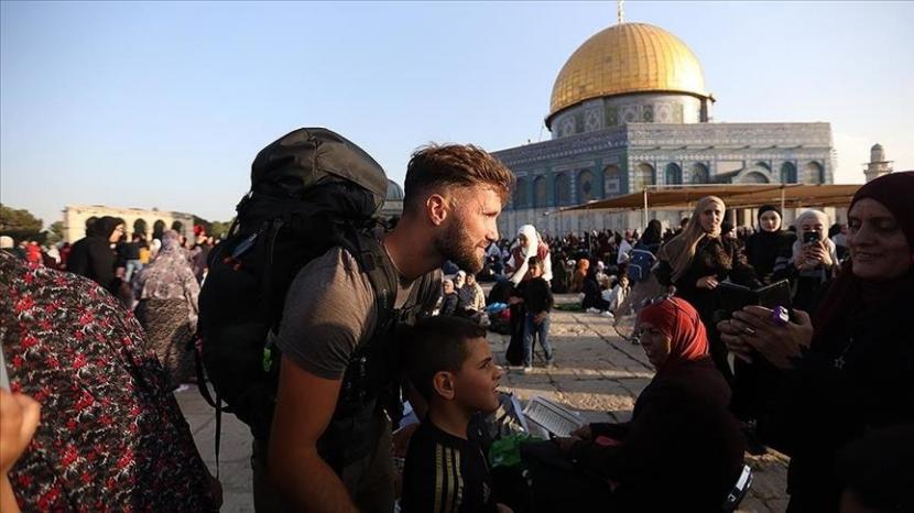 Seorang pria muda Muslim Prancis Neil Dauxois disambut oleh banyak orang Palestina di Yerusalem setelah dia berjalan sejauh 3.900 kilometer selama 10 bulan untuk mencapai Masjid Al Aqsa di Yerusalem Timur yang dijajah Israel, Rabu (19/4/2023).