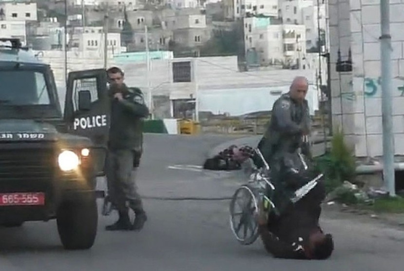 Seorang pria Palestina dipukul hingga jatuh dari kursi rodanya oleh tentara Israel yang sedang berpatroli. (Facebook / Raed Abu Rumaila)