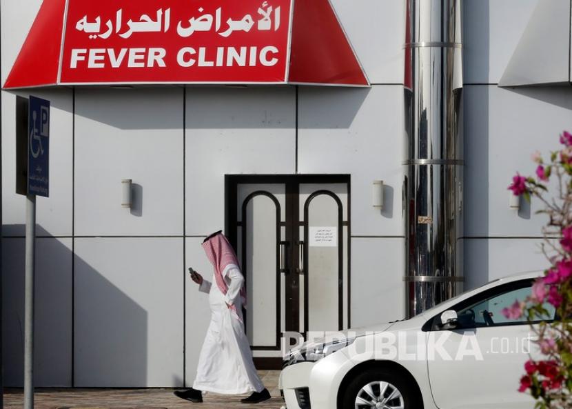 Arab Saudi Catat Ada 1.032 Pemulihan Baru Covid-19. Foto: Seorang pria Saudi berjalan di depan klinik demam yang melayani orang-orang yang menunjukkan gejala COVID-19 di Jiddah, Arab Saudi, Kamis, 9 Juli 2020. 