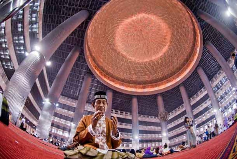  Masjid Istiqlal adalah salah satu landmark Indonesia. Foto:  Seorang pria shalat di Masjid Istiqlal, Jakarta.   (ilustrasi)
