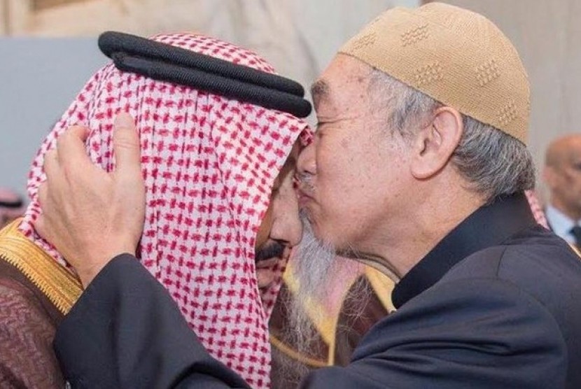 Seorang pria tua Malaysia mencium kening Raja Salman.
