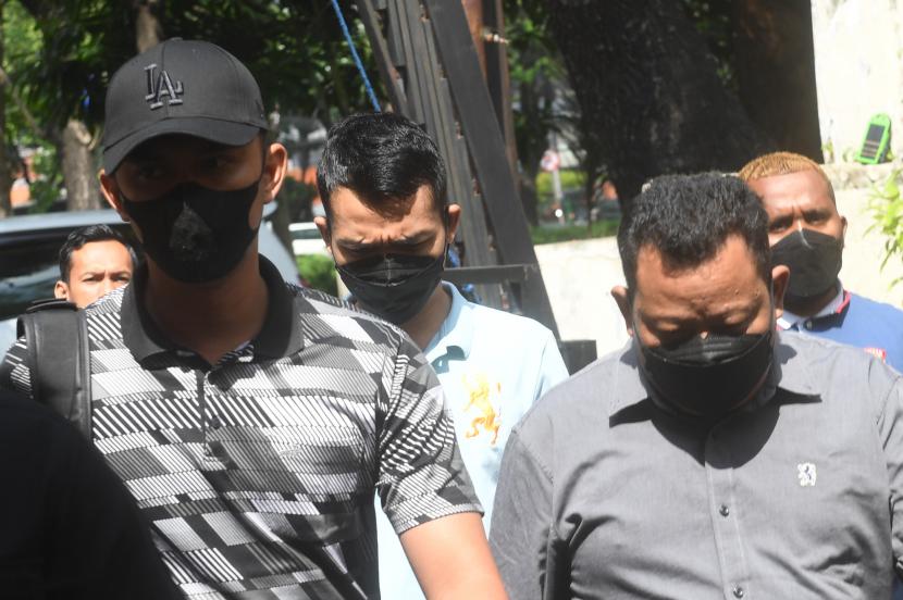 Seorang pria yang diduga aide de camp (ADC) atau ajudan Irjen Pol Ferdy Sambo (tengah) berjalan memasuki ruang pemeriksaan di Kantor Komnas HAM, Jakarta.