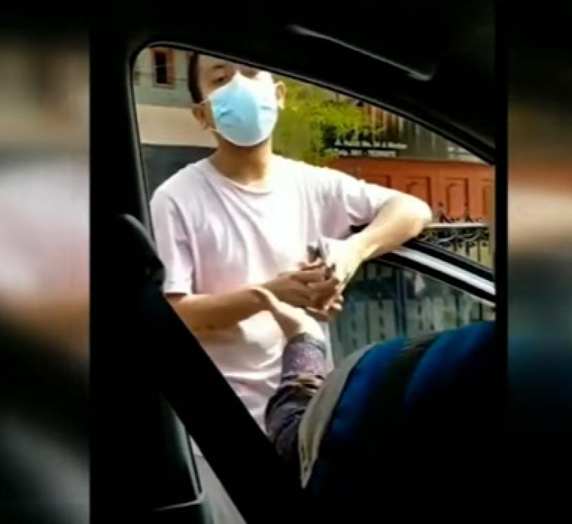 Seorang pria yang terlibat adu mulut dengan petugas PLN hingga kemudian meludahinya, di Medan, Sumatra Utara.