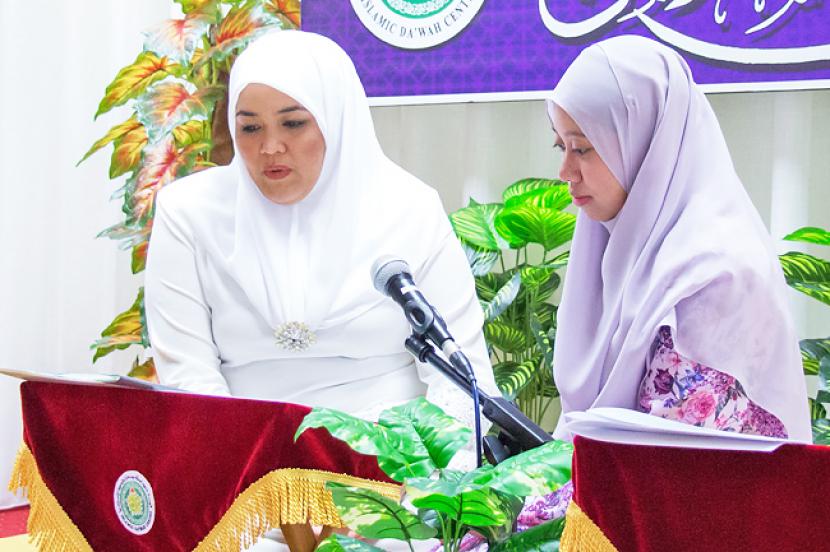 Seorang pustakawan Luvelyn Fuentes Maganda (kiri) yang datang dari Filipina ke Brunei Darussalam saat pengucapan dua kalimat syahadat di Pusat Dakwah Islam Brunei Darussalam, Sabtu (24/12/2022). Ekspatriat Filipina di Brunei Darussalam Memeluk Agama Islam
