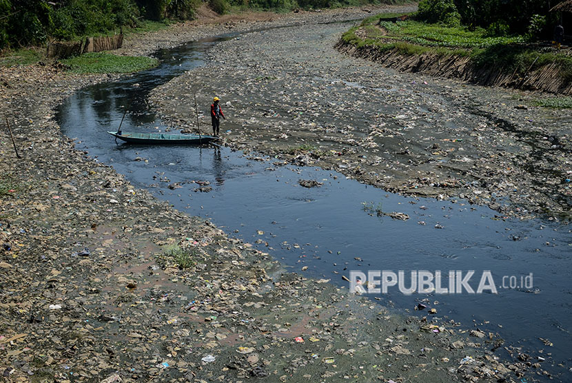 Seorang relawan mencari sampah plastik di Sungai Citarum Lama, Rancamanyar, Kabupaten Bandung, Jawa Barat, Senin (14/5). 