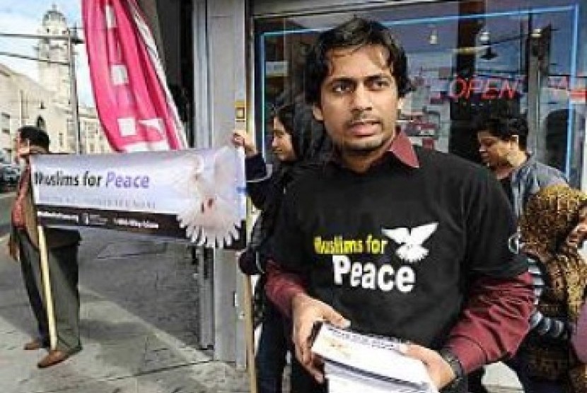 Seorang relawan menyebarkan selebaran tentang pesan damai Islam. (Ilustrasi) 