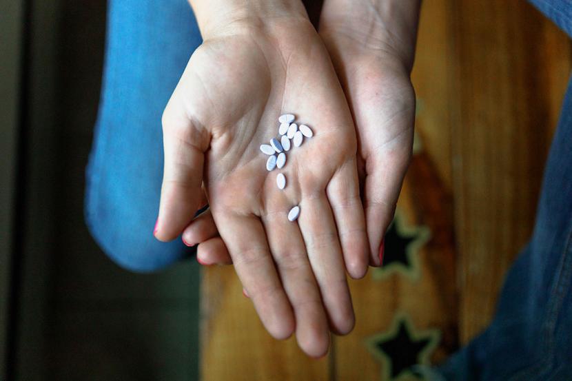 Seorang remaja AS di  Ohio menunjukkan pil estrogen yang ia konsumsi untuk beralih menjadi perempuan. 