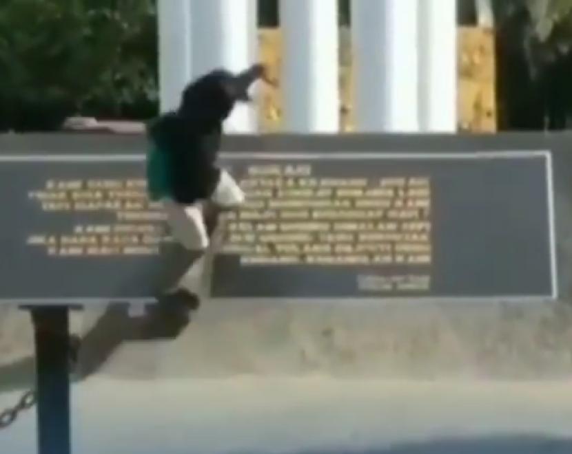 Seorang remaja menjadikan Monumen Puisi Chairil Anwar di Bekasi sebagai tempat bermain skateboard.