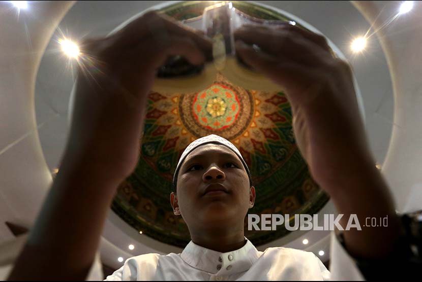 Seorang remaja muslim membaca Alquran pada bulan Ramadan Masjid Al-Makmur, Lampriet, Banda Aceh, Aceh, Rabu (23/5). Selain berpuasa, umat muslim mengisi bulan Ramadan dengan memperbanyak ibadah, membaca Alquran, berzikir di dalam masjid.