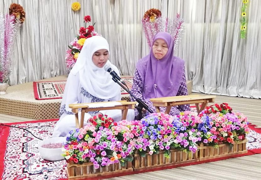 Alhamdulillah, Remaja Suku Iban Memeluk Islam. Seorang remaja perempuan dari suku Iban di Brunei Darussalam, Atilla Sofeana Nuurhayati binti Abdul Alim Jingan (18 tahun) memeluk Islam, Jumat (15/1).