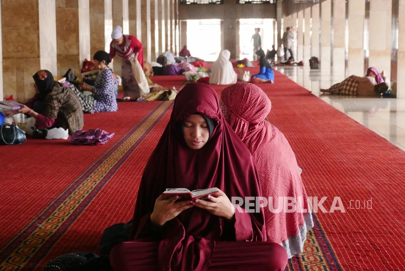 Seorang remaja putri membaca Alquran di masjid. (Ilustrasi)