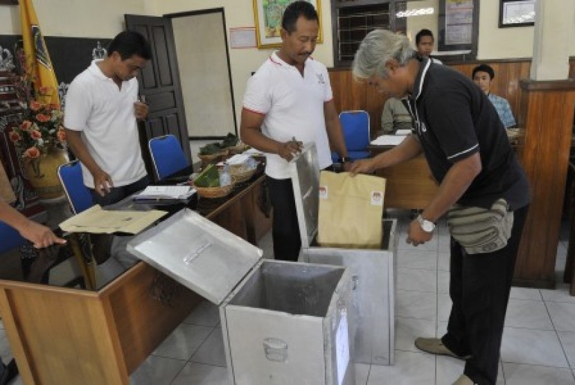 Seorang saksi turut memeriksa kotak dan surat suara tempat pemungutan suara (ilustrasi) 