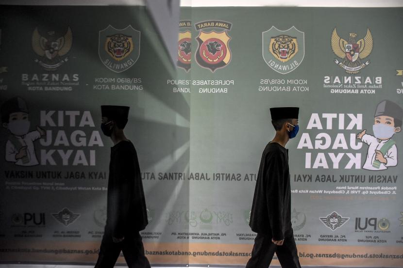 Seorang santri beraktivitas usai disuntik vaksin Covid-19 saat pelaksanaan vaksinasi Covid-19 massal di Pondok Pesantren Nurul Iman, Jalan Cibaduyut, Kota Bandung.