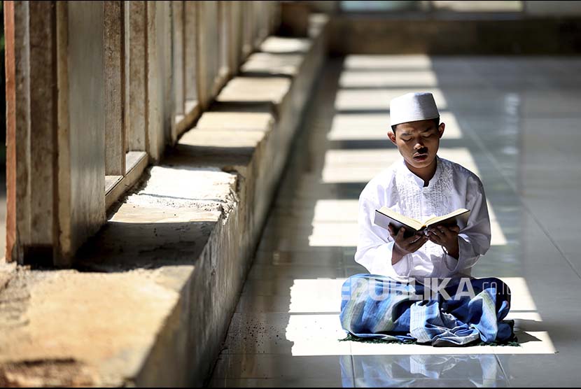 Seorang santri membaca Alquran pesantren di Parung