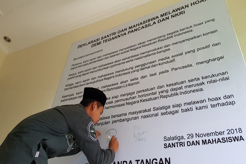 Seorang santri menandatangani Deklarasi Anti Hoaks, di Salatiga, Jawa Tengah, Kamis (29/11).