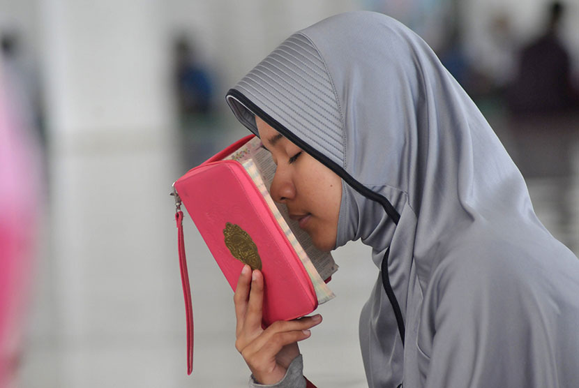 Seorang santri menghafal ayat Alquran saat mengikuti Program Nasional 20 Ramadan Menghafal Alquran di Masjid Baitussalihin, Ulee Kareueng, Banda Aceh, Jumat (18/5). 