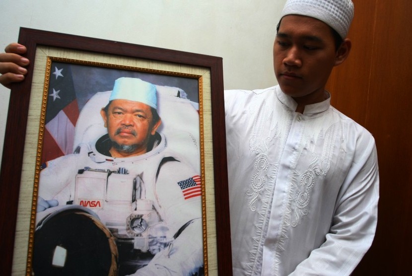 Seorang santri menunjukkan foto Imam Besar Masjid Istiqlal KH. Ali Mustofa Yaqub semasa masih hidup, di Pondok Pesantren Darussunnah Ciputat, Tangerang Selatan, Banten, Kamis (28/4).