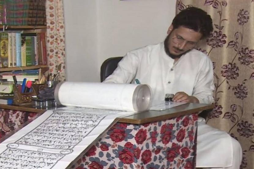 Seorang seniman kaligrafi Kashmir Mustafa Ibni Jameel berhasil menulis seluruh ayat Alquran pada selembar kertas sepanjang 500 meter. 
