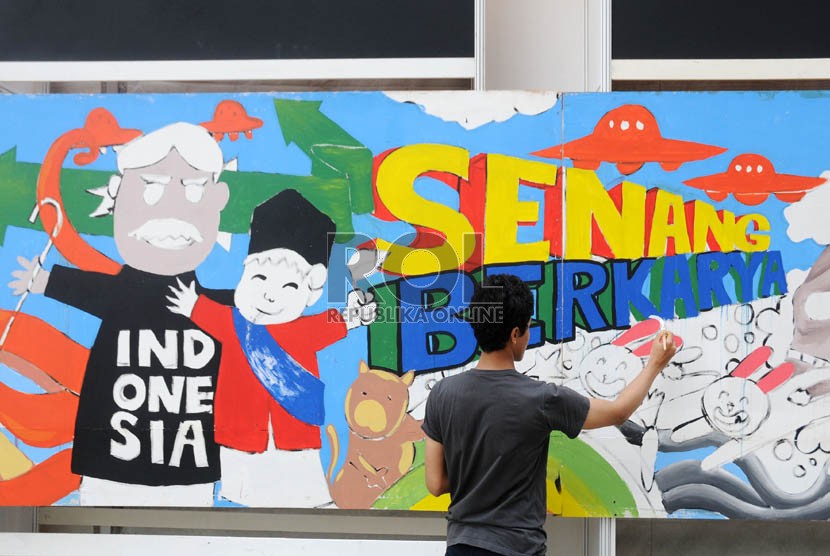Seorang seniman melukis dinding dalam acara Pekan Produk Kreatif Indonesia (PPKI) 2012 di Epicentrum Kuningan, Jakarta, Rabu (21/11). (Republika/Aditya Pradana Putra)