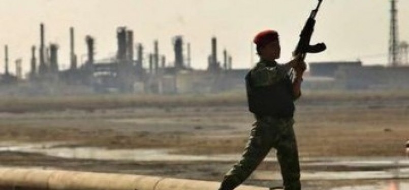 Seorang serdadu Irak menjaga kilang minyak negaranya di daerah Basrah, Irak