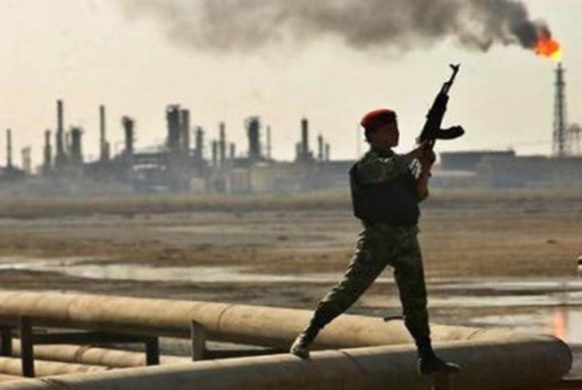 Seorang serdadu Irak menjaga salah satu kilang minyak Irak di Basrah.