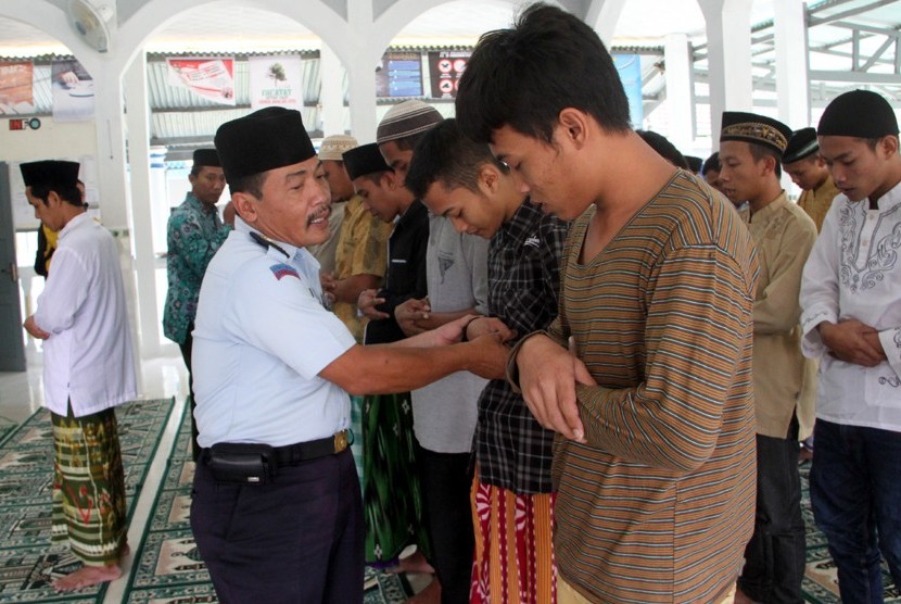 Seorang sipir pembina melatih narapidana menunaikan ibadah salat saat kegiatan Pondok Ramadan di Rumah Tahanan (Rutan) Klas IIB Trenggalek, Jawa Timur, Senin (22/6).
