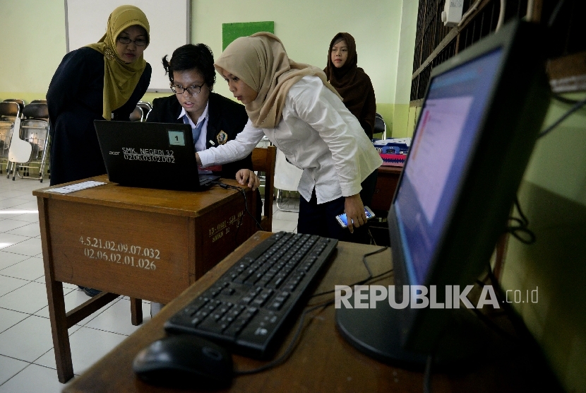 Seorang siswa berkebutuhan khusus mengikuti Ujian Nasional Berbasis Komputer (UNBK) di Sekolah Menengah Kejuruan (SMK) Negeri 32 Jakarta, Senin (3/4).