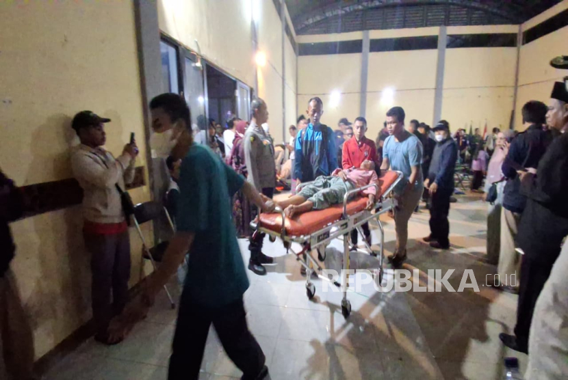 Seorang Siswa Korban Keracunan Massal Usai Mengkonsumsi Menu MBG Baru Menjalani Perawatan di Gor Kecamatan Cipongkor, Kabupaten Bandung Barat, Selasa (23/9/2025).