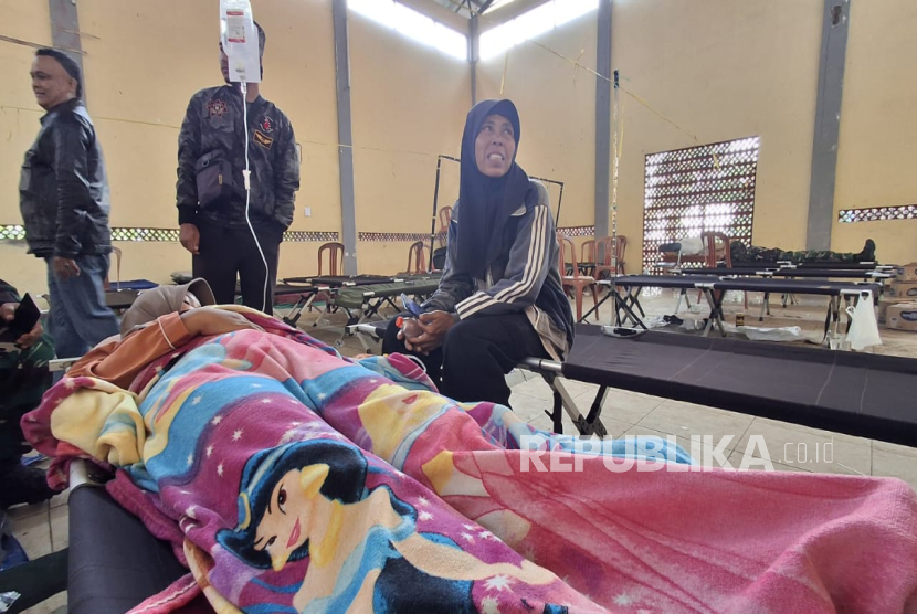 Seorang Siswa Korban Keracunan Massal Usai Mengkonsumsi Menu MBG Baru Menjalani Perawatan di Gor Kecamatan Cipongkor, Kabupaten Bandung Barat, Selasa (23/9/2025).